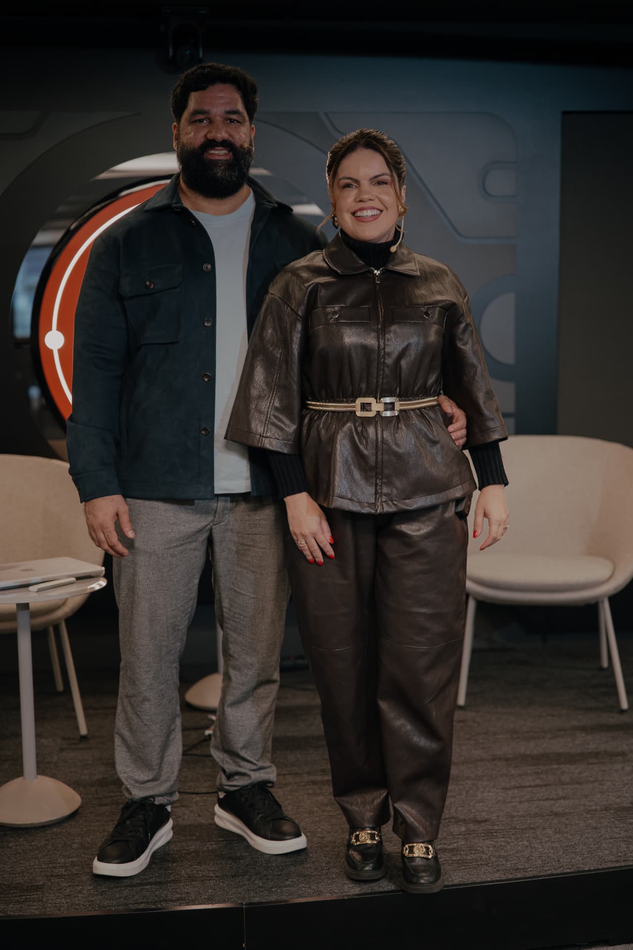 Luana Dias e Webert Gaiofato sorrindo juntos em um evento da comunidade Dona de Gráfica.